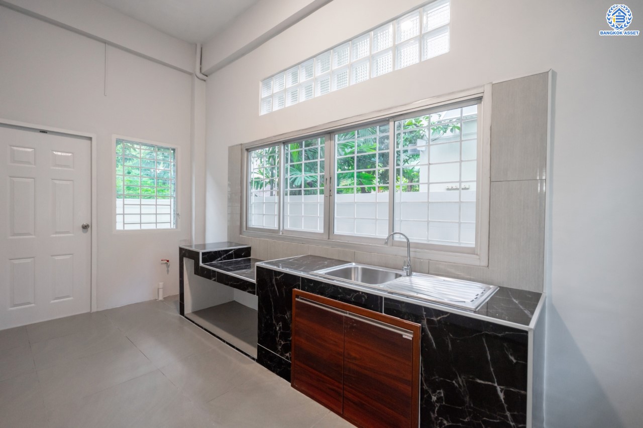 บ้านมือสองตกแต่งใหม่ ม.ชัยพฤกษ์ บางบัวทอง บ้านเดี่ยวแบรนด์ LH เนื้อที่ 79.7 ตร.ว. ฟังก์ชัน 3 ห้องนอน 3 ห้องน้ำ 1 ห้องแม่บ้าน จอดรถ 2 คัน พร้อม Facilities ครบครัน บนทำเลเดินทางสะดวก ติดถนนบางกรวย-ไทรน้อย ใกล้เซ็นทรัลเวสต์เกต และรถไฟฟ้าสายสีม่วง "สถานีบางพลู"